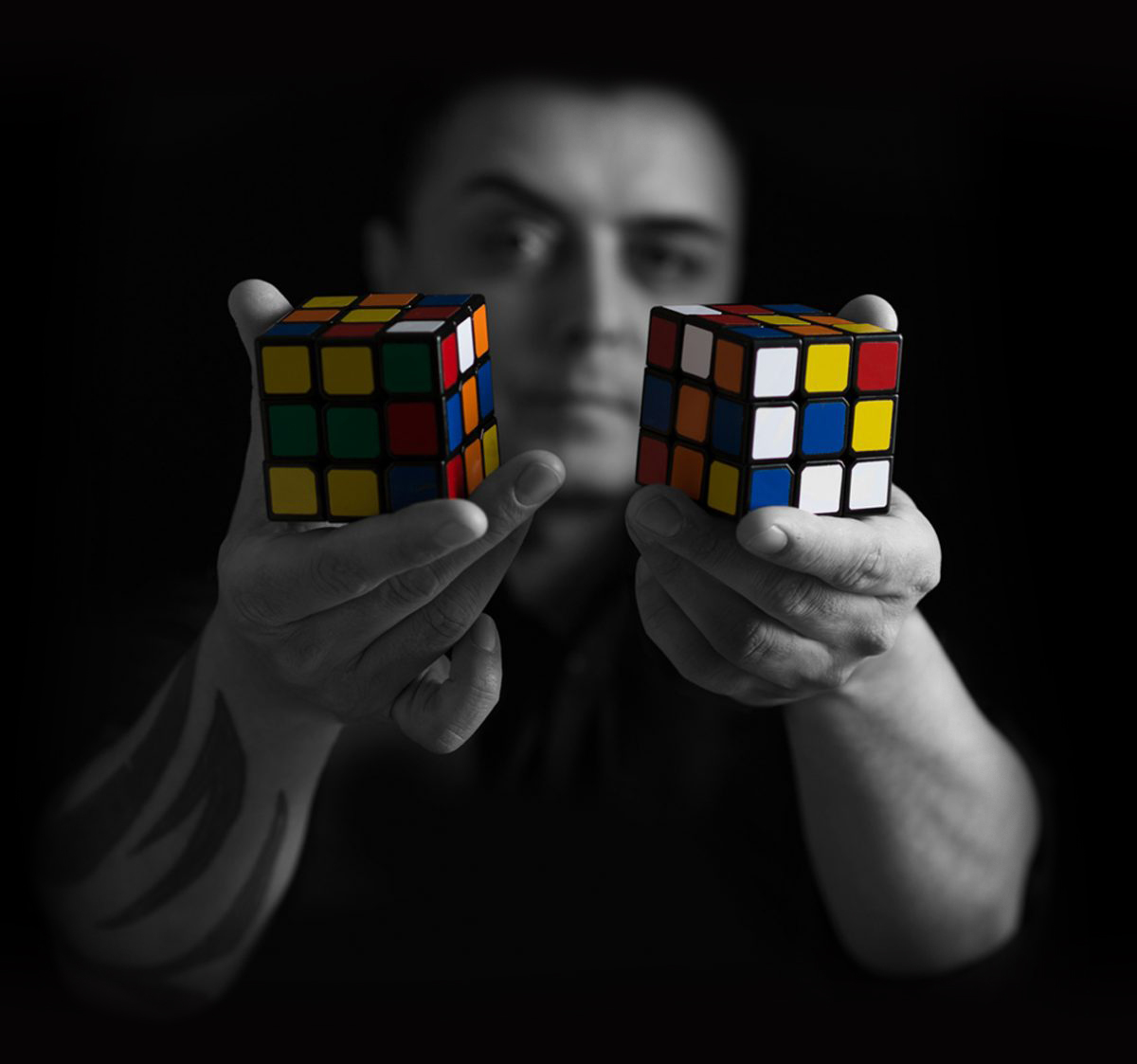 Spelmann-with-Rubiks-Cubes-1200×1123